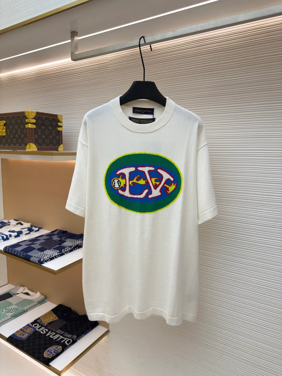 LOUIS VUITTON football flame knitted short sleeves ●Authentic product: purchased and developed at 7850 ●Item number: 1680184-A55 ●Fabric: knitted fabric ●Technology: intarsia production ●Version: fitted version ●Weight: about 350 grams ●Size: The soft cotton fabric is dipped in bright colors, and the flip-effect mulberry silk label is embellished on the back. The combination of rich and diverse patterns and bright colors not only adds to the coolness of the whole piece, but also has some lazy retro flavor. The knitted fabric has good breathability and is super comfortable to wear. The overall workmanship is very complicated, and the embroidery is added with heat-capacitive glue. It needs hot glue to ensure quality. The checkerboard pattern needs to be positioned correctly. Therefore, the speed is relatively slow, and every process of the entire garment is slow and time-consuming.